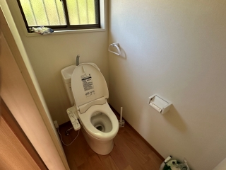 B001