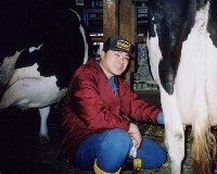 ���R���M